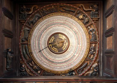 Historische astronomische Uhr mit ewigem Kalender in der Marienkirche Rostock, erbaut um 1380 | © Gettyimages.com/crossbrain66