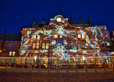 Schöne Projektion auf das Rathaus Rostock bei Nacht zur Lichterwoche in Rostock | © Gettyimages.com/Wirestock