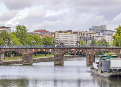 Fronale Ansicht der alten Brücke von Saarbrücken mit bewölktem Himmel | © Gettyimages.com/prill