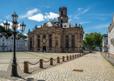 Schöne seitliche Aufnahme der historischen Ludwigskirche in Alt-Saarbrücken | © Gettyimages.com/Wirestock