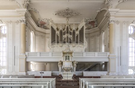 Im Inneren der Ludwigskirche in Saarbrücken mit seiner barocken Pracht, kunstvollen Stuckverzierungen, prächtigen Deckengemälden und der imposanten Orgel. | © Gettyimages.com/travelview