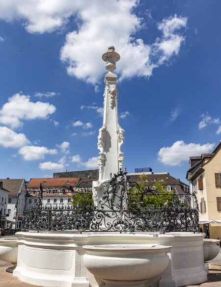 Berühmter weißerGlockenspielbrunnen am St. Johanner Markt in Saarbrücken bei gutem Wetter | © Gettyimages.com/travelview