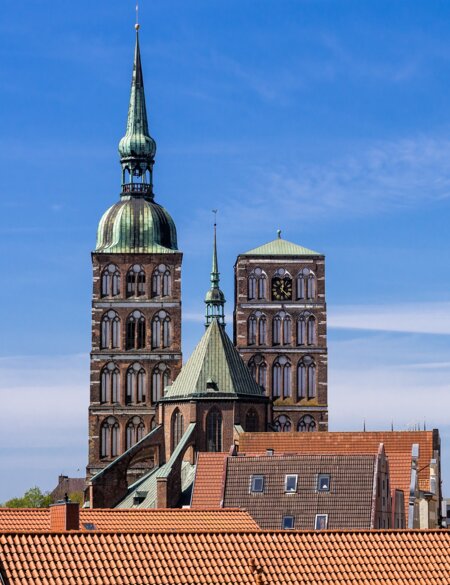 Historisches Gebäude und Dächer der Stadt Stralsund | © Gettyimages.com/RicoK69