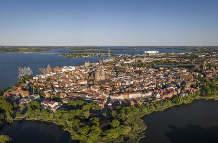 Luftaufnahme von Stralsund, Hansestadt im pommerschen Teil des Landes Mecklenburg-Vorpommern | © Gettyimages.com/Iurii Buriak
