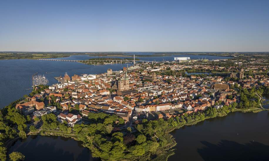 Luftaufnahme von Stralsund, Hansestadt im pommerschen Teil des Landes Mecklenburg-Vorpommern | © Gettyimages.com/Iurii Buriak