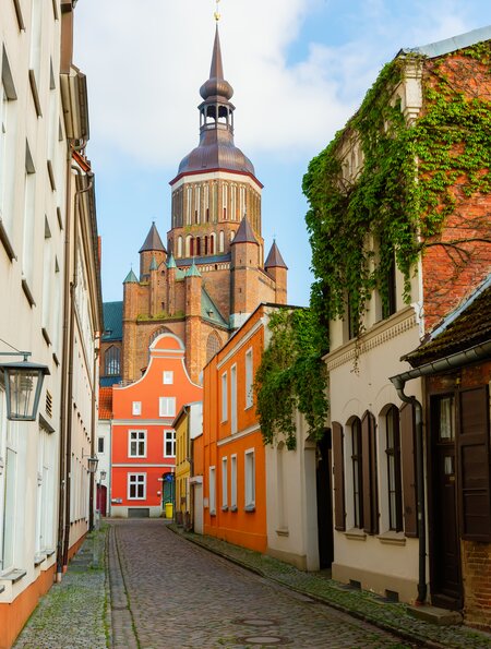 Stadtbild mit Kirche in der Altstadt von Stralsund | © Gettyimages.com/chris-mueller