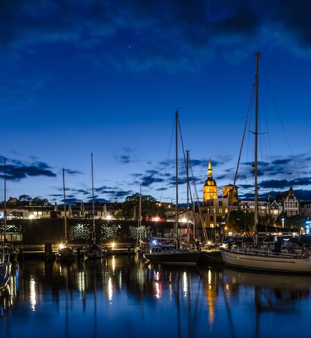 Abendstimmung im Yachthafen von Stralsund mit Blick auf die Silhouette der Altstadt | © Gettyimages.com/A-Tom