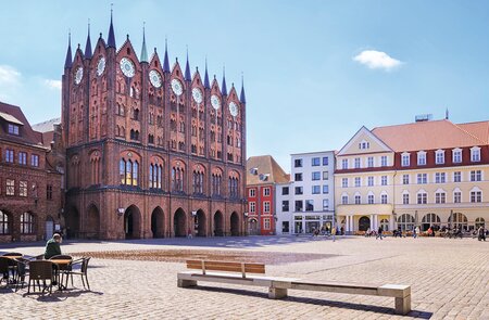 Bild des Rathauses von Stralsund in Deutschland | © Gettyimages.com/zwawol