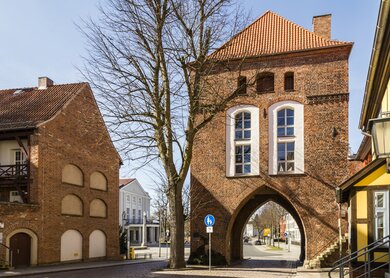 Kniepertor, eines der zehn ehemaligen Stadttore der Hansestadt Stralsund | © Gettyimages.com/Cornelia Pithart