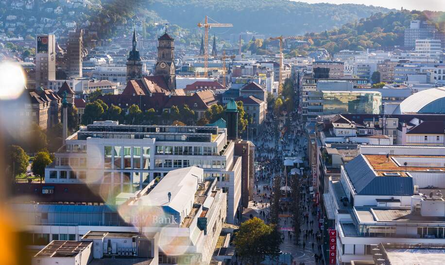 Menschen flanieren an einem sonnigen Tag auf der Königsstrasse in Stuttgart.  | © © Gettyimages.com/HunterBliss