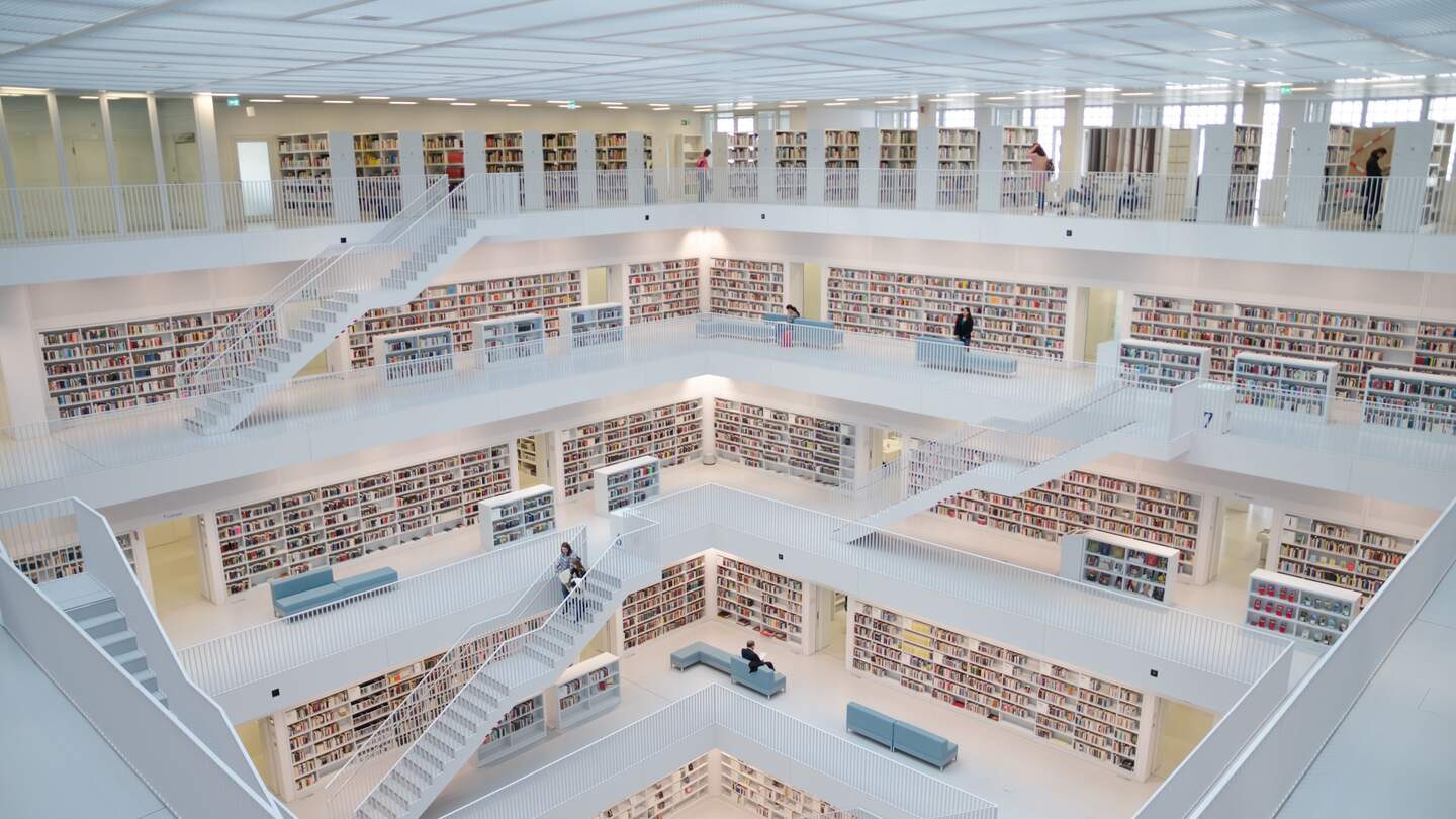 Innenansicht der Stadtbibliothek Stuttgart am Mailander Platz  | © Gettyimages.com/softdelusion