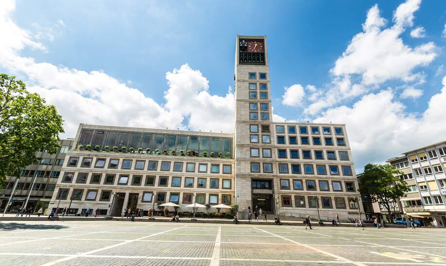 Blick von unten auf das Rathaus in Stuttgart am Marktplatz | © Gettyimages.com/querbeet