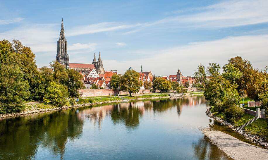Panoramablick vom Stadtzentrum in Ulm mit Fluss Donau und Kirchturm | © Gettyimages.com/Stefanie Metzger