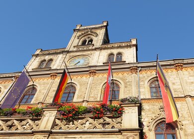 Das Rathaus der Stadt Weimar mit Flaggen | ©  Gettyimages.com/arturbo