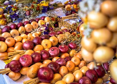 Zwiebelzoepfen bei einem traditionellen Markt in Weimar | © Gettyimages.com/Nikada