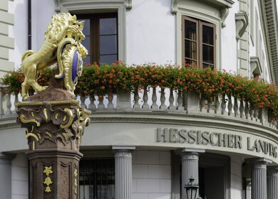 Blick auf hessischen Landtag mit goldener Löwen Statue mit Wappen | © Gettyimages.com/RiverNorthPhotography