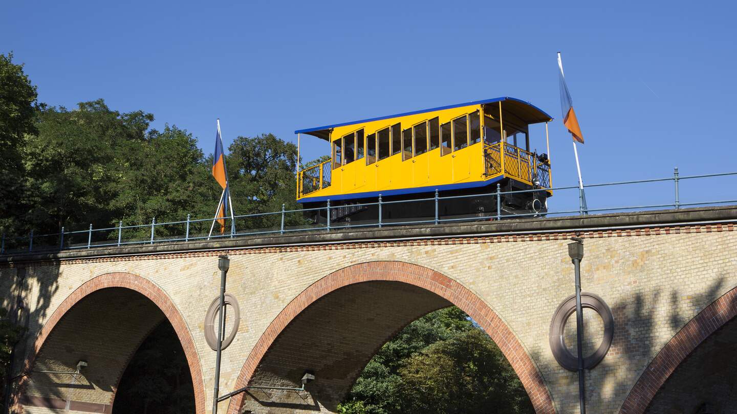 Den Neroberg in Wiesbaden kann man zu Fuß oder mit der Nerobergbahn erklimmen | © Gettyimages.com/ollo