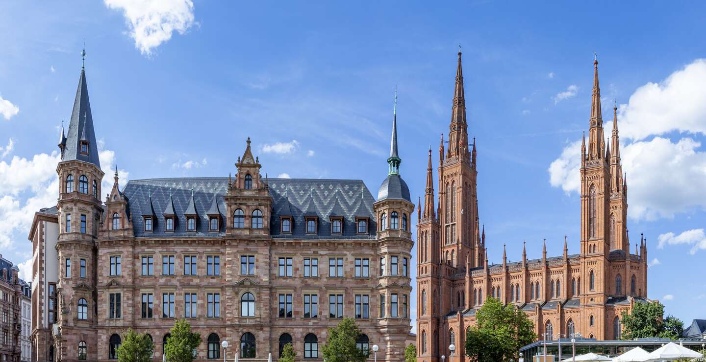 Neues Rathaus und Marktkirche in Wiesbaden bei strahlend blauem Himmel | © Gettyimages.com/travelview