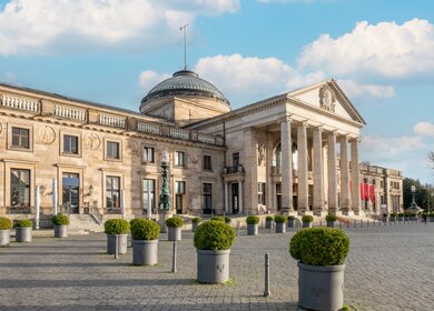 Historisches Casino und Kurhaus in Wiesbaden von der Seite  | © Gettyimages.com/travelview