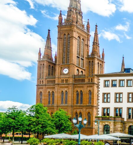 Frontale Ansicht auf das Rathaus und die Marktkirche auf dem Marktplatz in Wiesbaden | © Gettyimages.com/Lightstar59