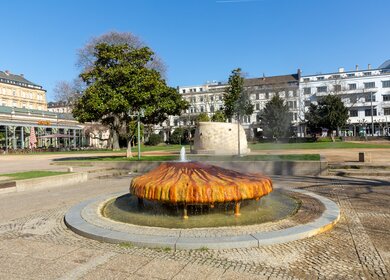 Blick auf die berühmte heiße Quelle des Kochbrunnens | © Gettyimages.com/travelview