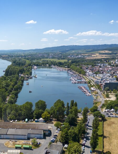 Luftaufnahme vom Rhein und Schiersteiner Hafen im Süden von Wiesbaden | © Gettyimages.com/ollo
