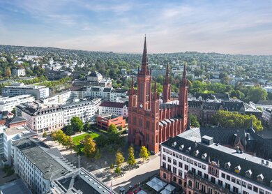 Luftaufnahme der Marktkirche am Schlossplatz in Wiesbaden mit Blick über die Stadt  | © Gettyimages.com/taranchic