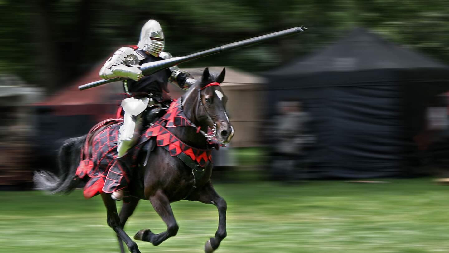 Mit einer Lanze bewaffneter Ritter greift im Galopp bei Ritterspielen an | © © Gettyimages.com/bcreigh