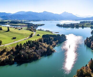 Blick über den Forggensee in der Nähe von Füssen im Allgäu auf die Alpen | © Gettyimages.com/FooTToo