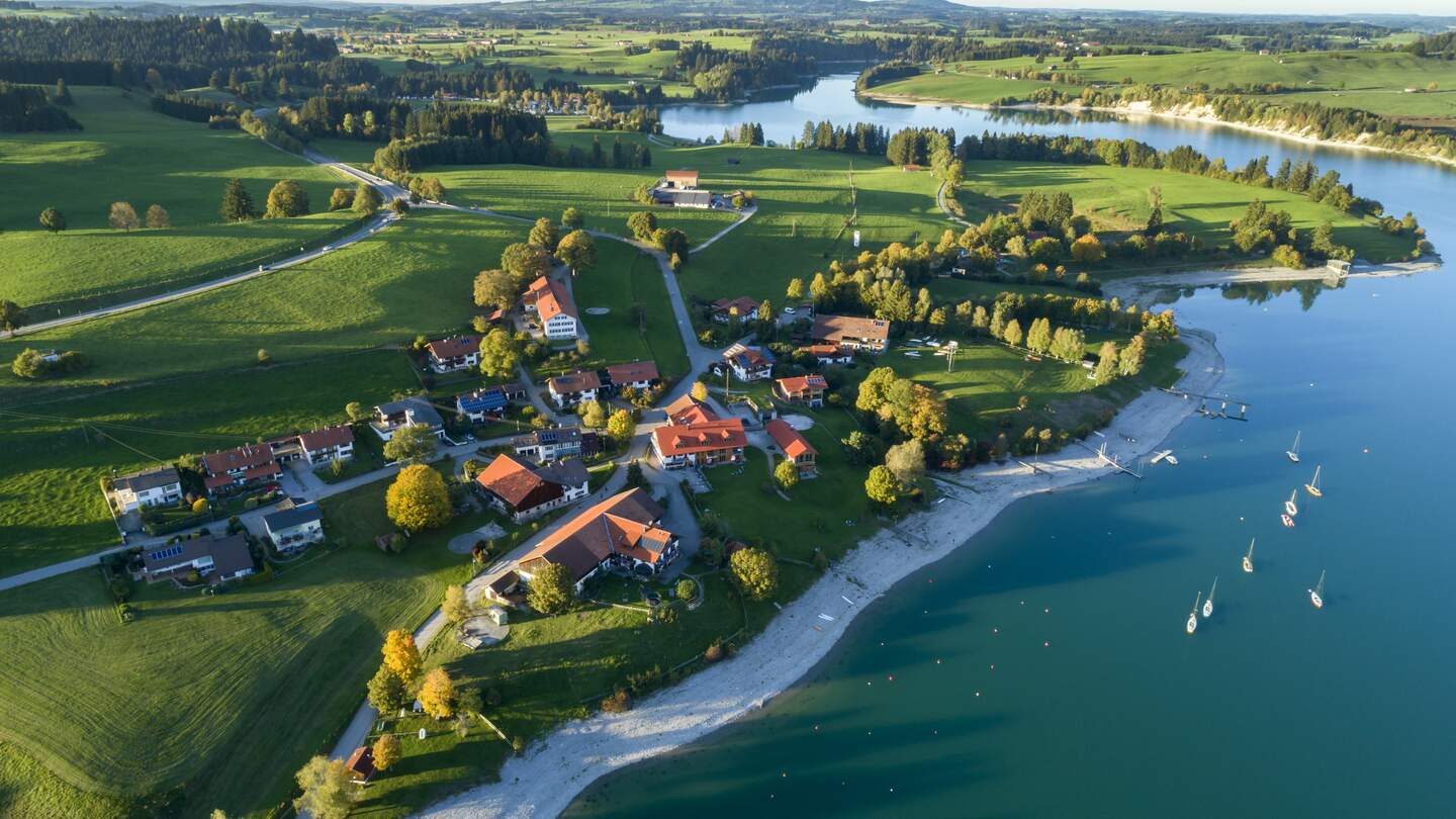 Luftaufnahme eines Dorfes Dietringen am Forggensee, Schwaben | © Gettyimages.com/Bim