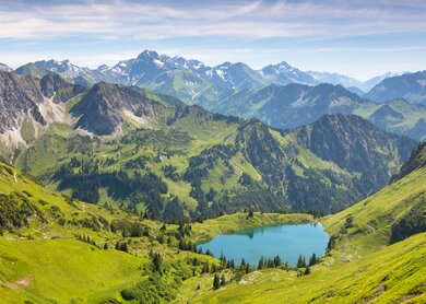 Seealpsee nahe Oberstdorf | © Gettyimages.com/wingmar Traumhafte Panoramawanderung vom Nebelhorn entlang des Laufbacher Ecks ueber Schneck mit Blick auf den Seealpsee nahe Oberstdorf  | © Gettyimages.com/wingmar
