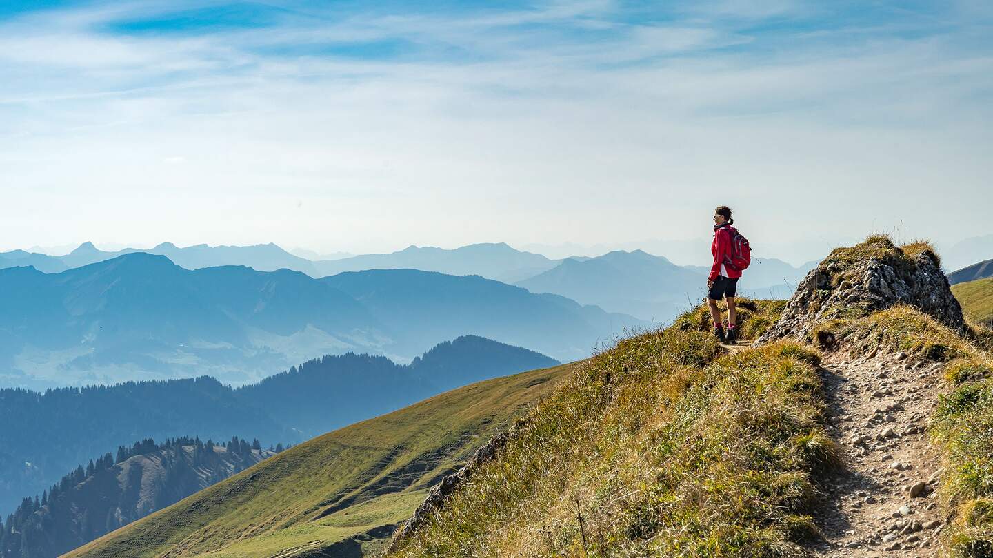 Frau wandert im Herbst auf dem Grat der Nagelfluhkette bei Oberstaufen im Allgäu | © Gettyimages.com/Uwe Moser