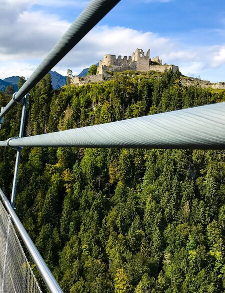 Aufnahme der Burgruine Ehrenberg von der 114 Meter hohen Seilhängebrücke am Fernpass aus in Österreich | © Gettyimages.com/Christian Ulf Petzold