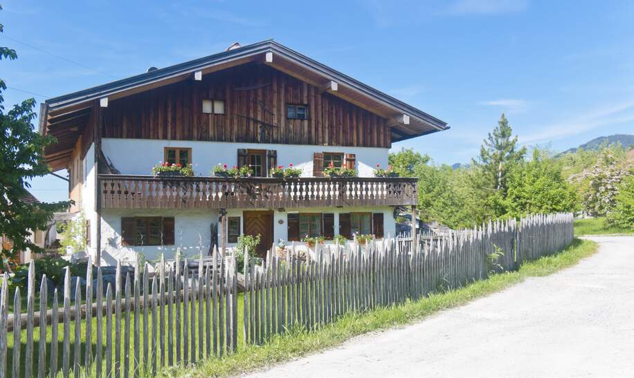 Typisch bayerisches Bauernhaus in den bayerischen Alpen  | © Gettyimages.com/Wicki58