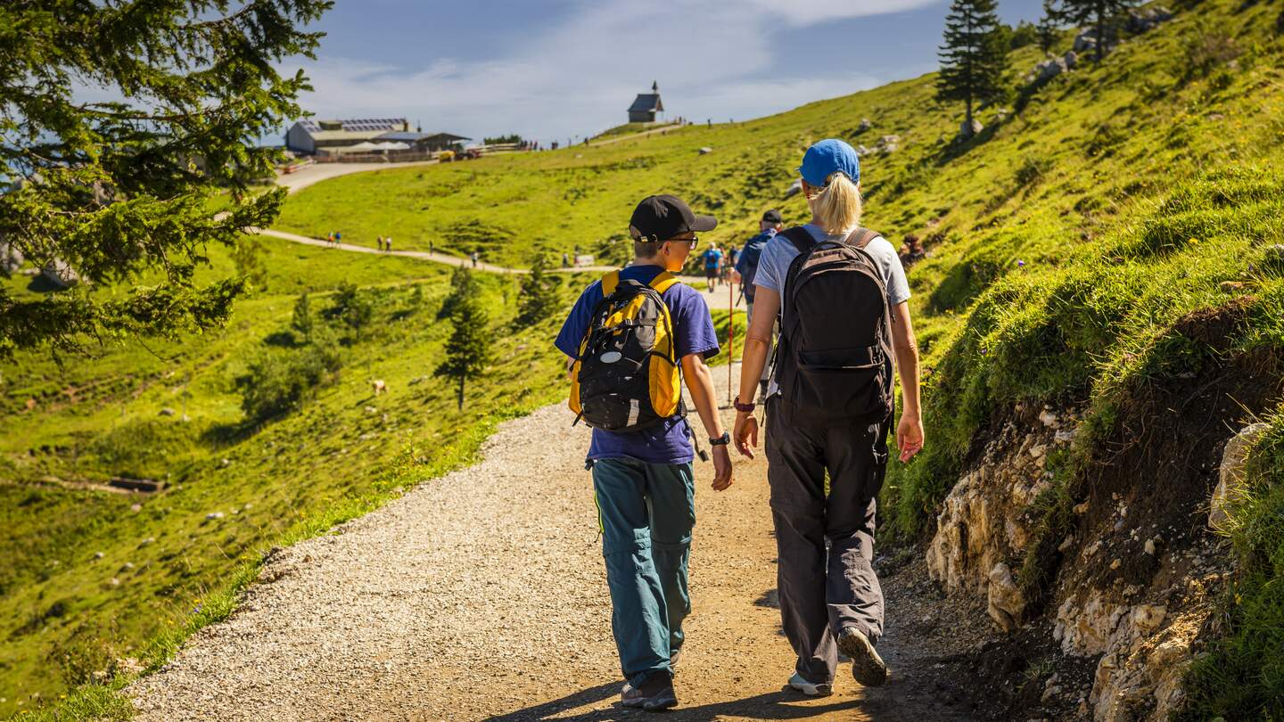 Frau und Sohn auf dem Weg zum Gipfel der Kampenwand in den Chiemgauer Alpen | © Gettyimages.com/nolimitpictures