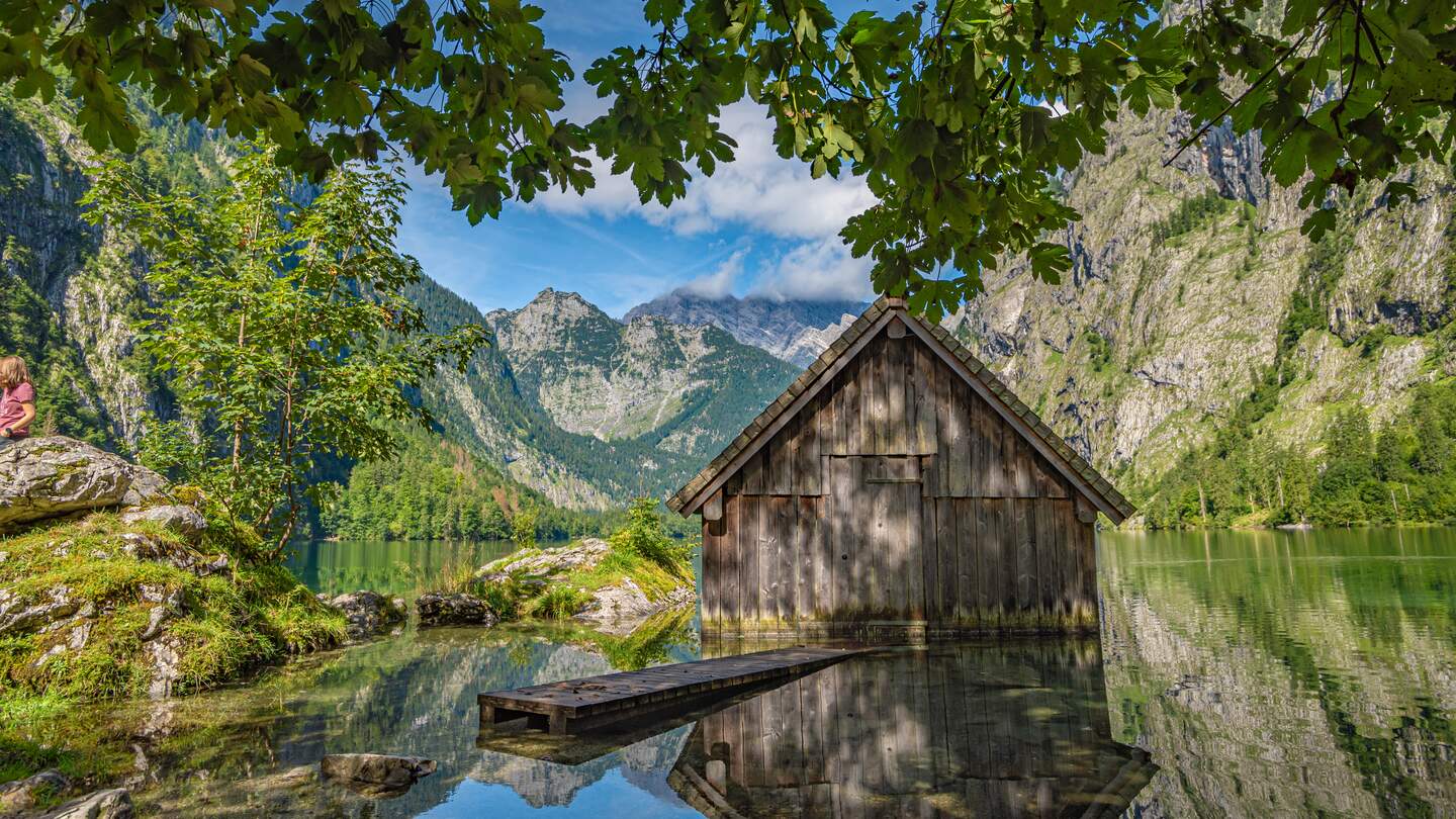 Idyllisches Bild eines Fischerhauses am Obersee mit dem Watzmann-Massiv im Hintergrund im Nationalpark Berchtesgaden | © Gettyimages.com/A-Tom