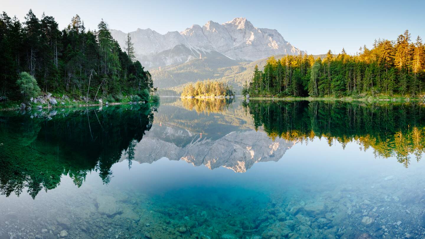 Eibsee in Garmisch-Patenkirchen mit Spiegelung der Bergipfel auf dem See | © Gettyimages.com/leonid_tit