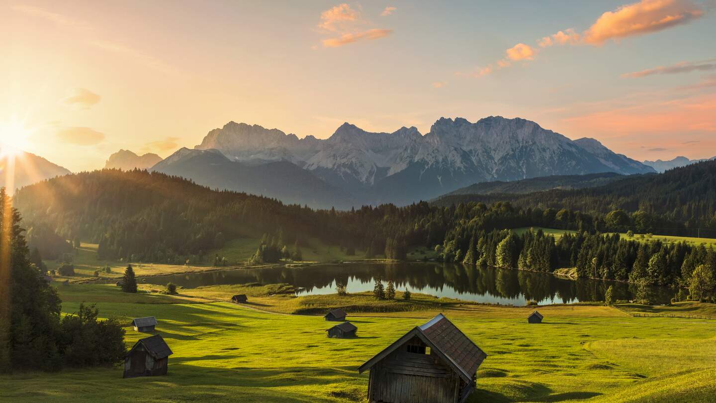 Eine Alpenwiese im Sonnenuntergang | © Gettyimages.com/dietermeyrl