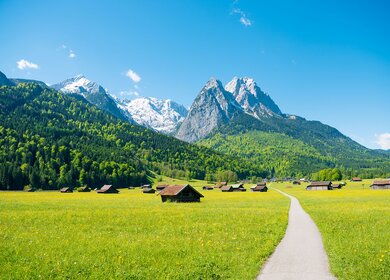 Bergpanorama vor blauen Himmel  | © gettyimages.com/Lammeyer