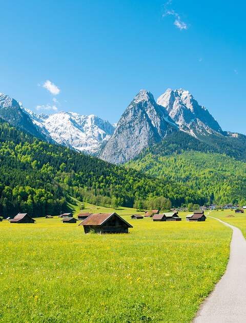 Bergpanorama vor blauen Himmel  | © gettyimages.com/Lammeyer