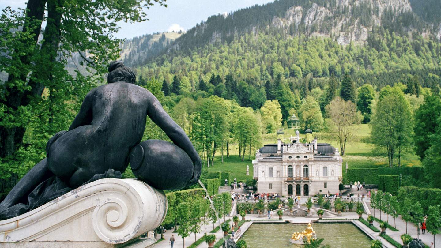 Skulptur und Springbrunnen vor Schloss Linderhof, Landkreis Garmisch-Partenkirchen, Bayern | © Gettyimages.com/Terraxplorer