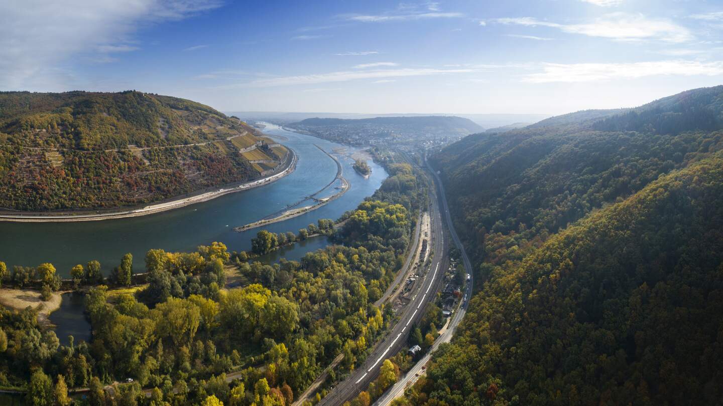 Panorama-Luftaufnahme über dem Rhein mit  vielen Sandbänken und sehr niedrigem Wasserstand nach einer langen Dürreperiode | © Gettyimages.com/ollo