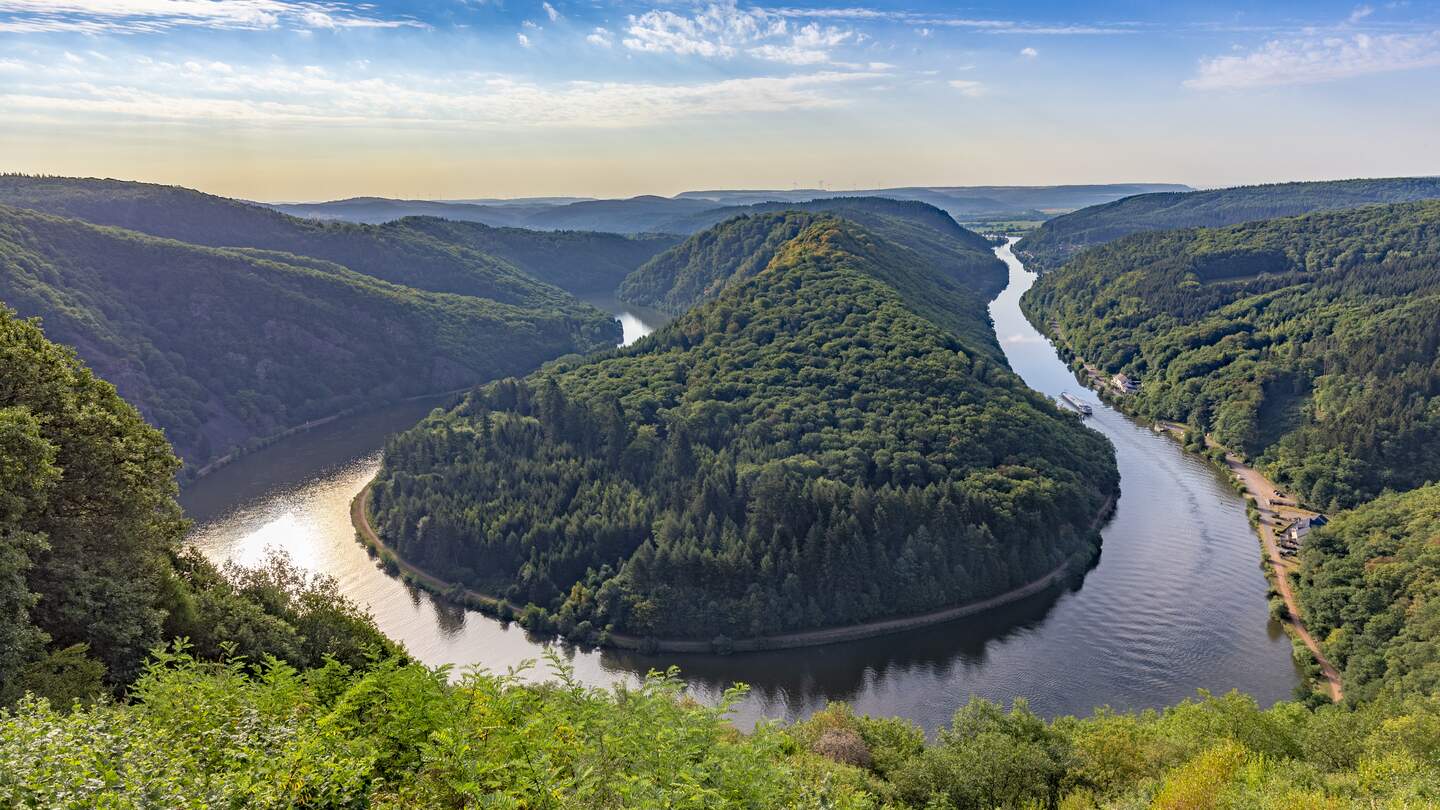 Einzigartige Landschaft und Wahrzeichen des Saarlandes mit Blick auf die Saarschleife mit gefäfbtem Himmel | © Gettyimages.com/travelview