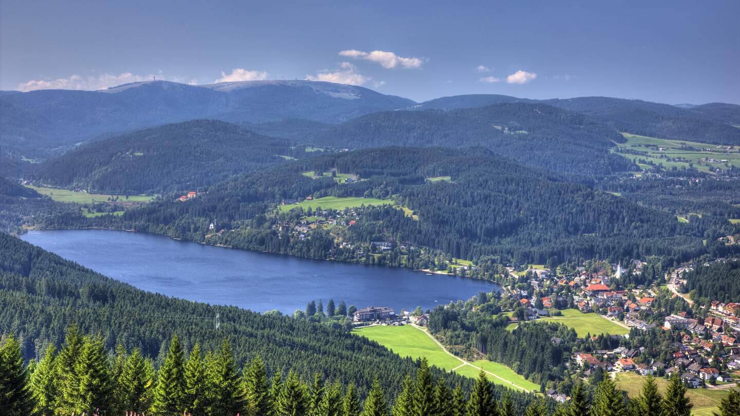 Blick auf den Titisee und den Feldberg, den höchsten Berg im Schwarzwald | © Gettyimages.com/clu
