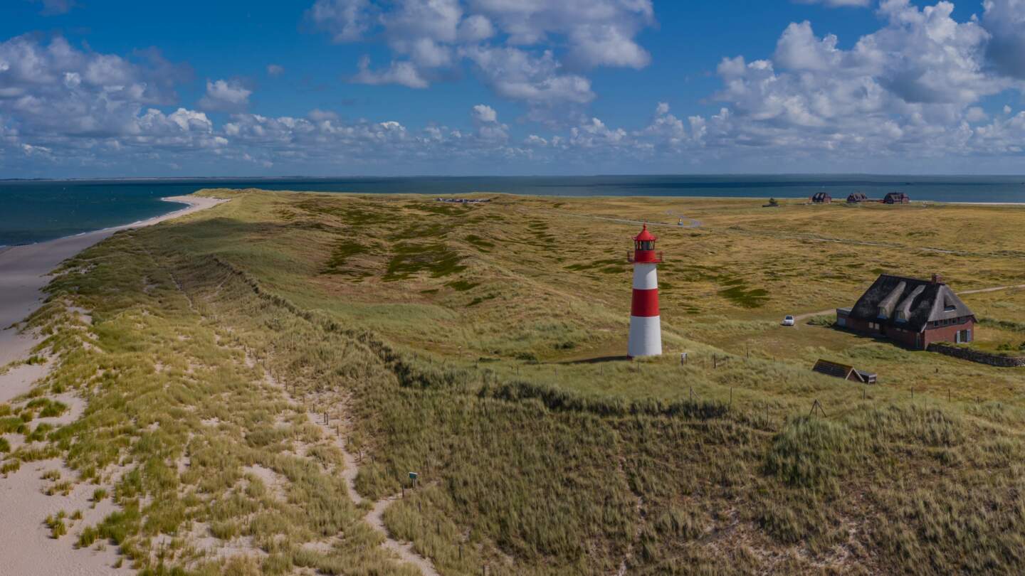 Panorama-Luftaufnahme des Ellenbogens, der Halbinsel an der Nordküste der Insel Sylt, List. Deutschlands nördlichster Leuchtturm.  | © Gettyimages.com/frederickdoerschem