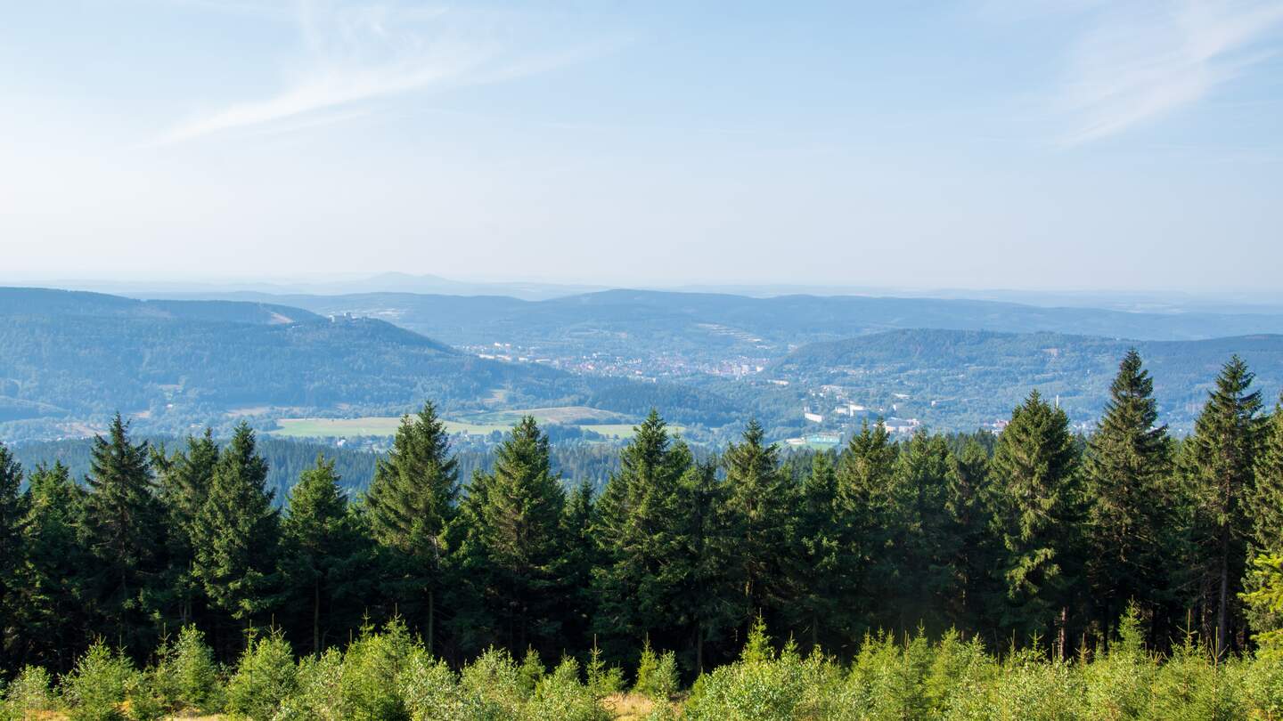 Blick vom Großen Beerberg beim Wandern auf dem Rennsteig-Fernwanderweg von Oberhof nach Neustadt im Thüringer Wald | © Gettyimages.com/Edda Dupree