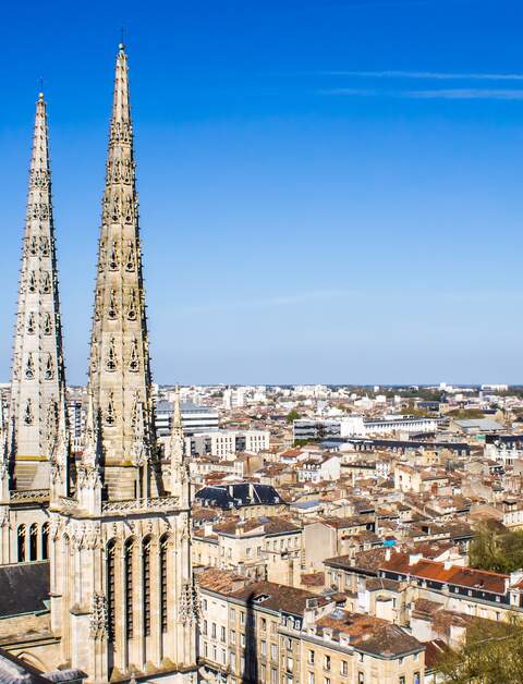 Stadtbild von Bordeaux, Frankreich, mit dem Turm der St.-Andreas-Kathedrale | © Gettyimages.com/marcociannarel