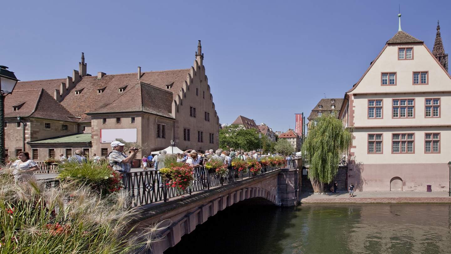 Blick auf die Altstadt von Straßburg mit einigen Menschen auf einer Brücke | © Gettyimages.com/baerchen_gold