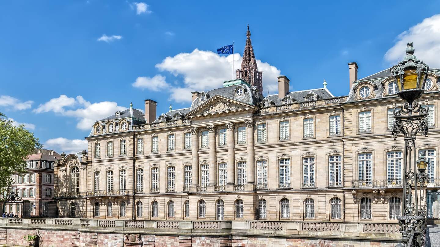 Der Rohan Palast in Straßburg bei schönem Wetter | © Gettyimages.com/g215