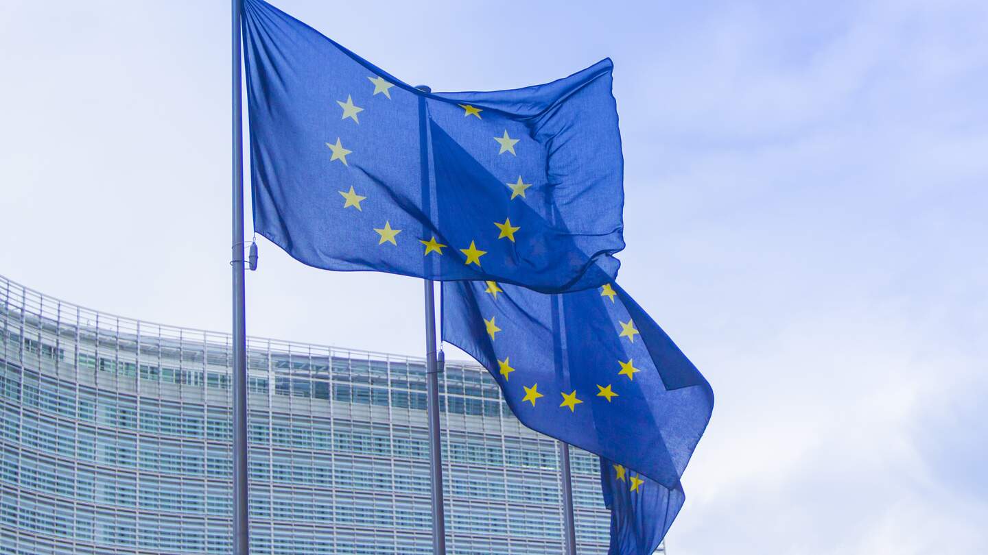 EU-Flagge am Sitz der Europäischen Kommission in Straßburg | © Gettyimages.com/VEX Collective
